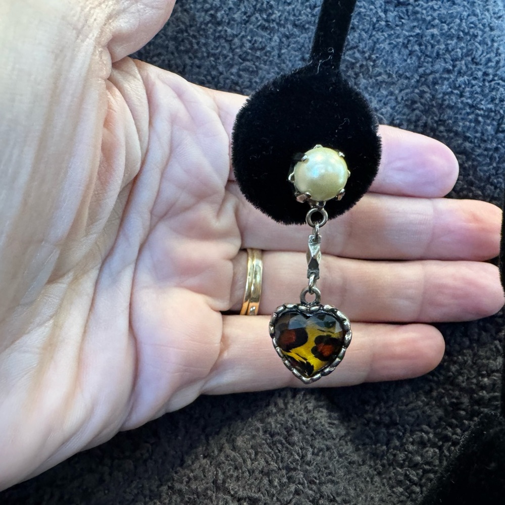 Betsy Johnson heart earrings - Picture 4 of 8